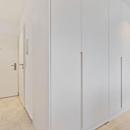 Modern Studio With King Bed, Walk To Attractions Luxembourg Bagian luar foto