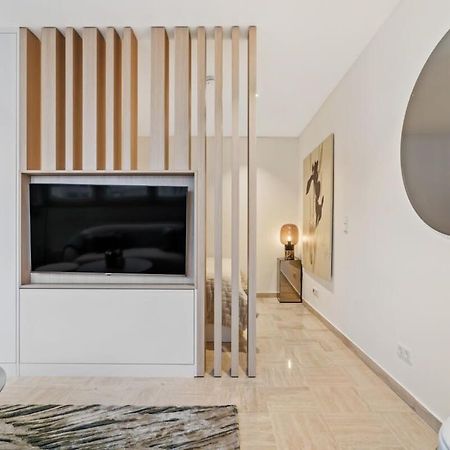 Modern Studio With King Bed, Walk To Attractions Luxembourg Bagian luar foto