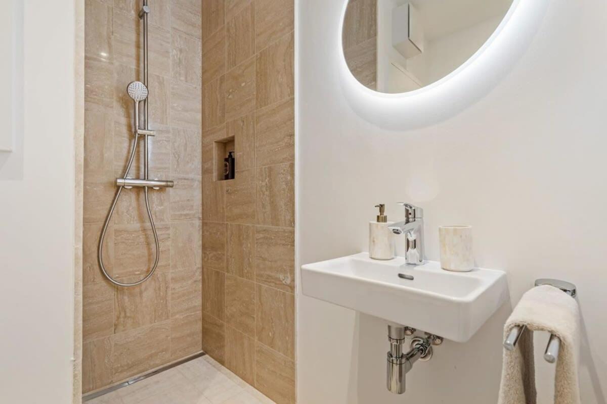 Modern Studio With King Bed, Walk To Attractions Luxembourg Bagian luar foto