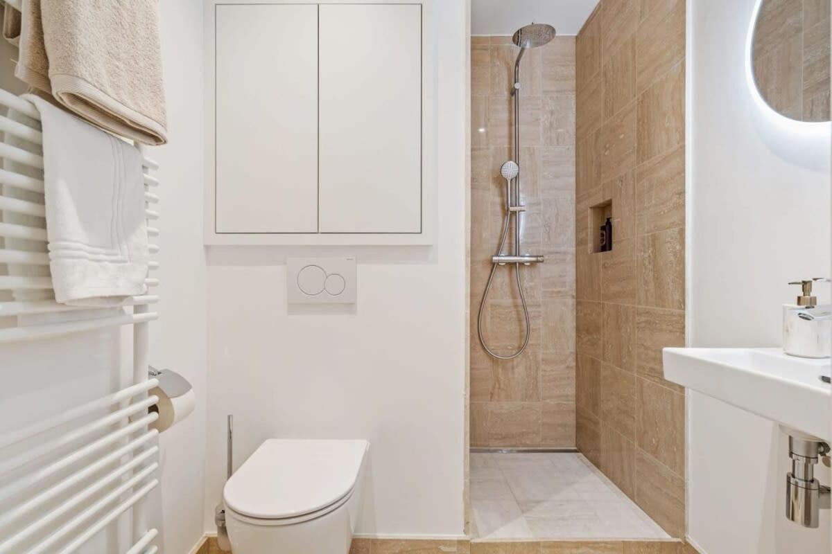 Modern Studio With King Bed, Walk To Attractions Luxembourg Bagian luar foto