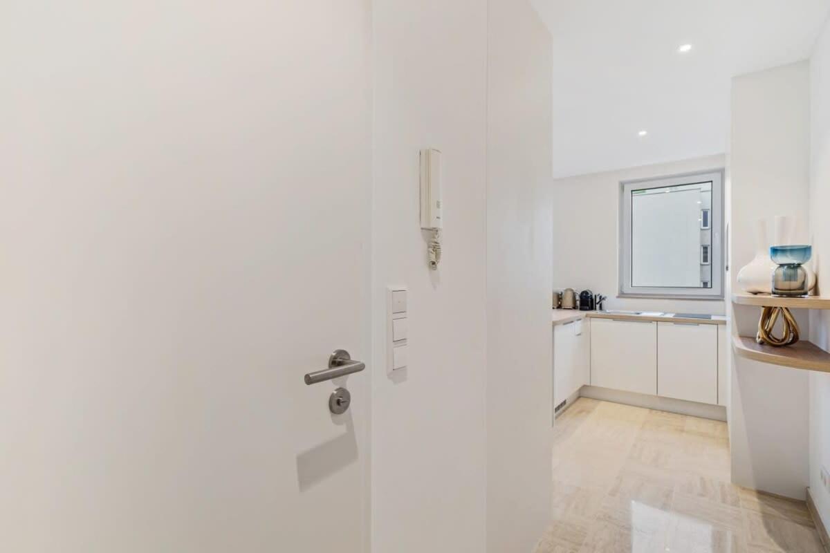 Modern Studio With King Bed, Walk To Attractions Luxembourg Bagian luar foto