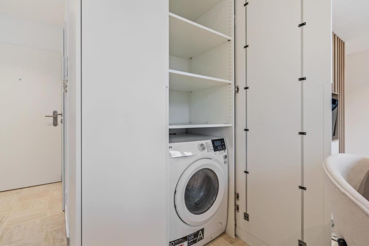 Modern Studio With King Bed, Walk To Attractions Luxembourg Bagian luar foto