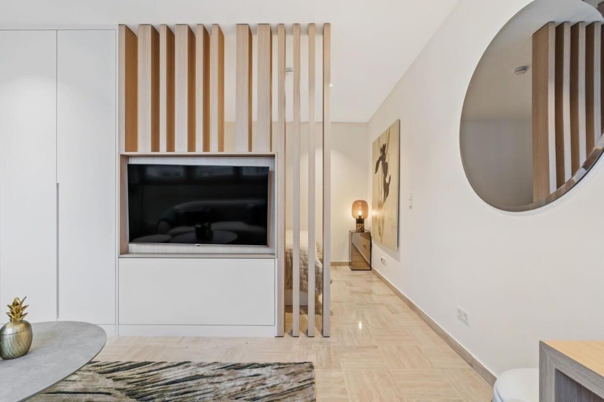 Modern Studio With King Bed, Walk To Attractions Luxembourg Bagian luar foto