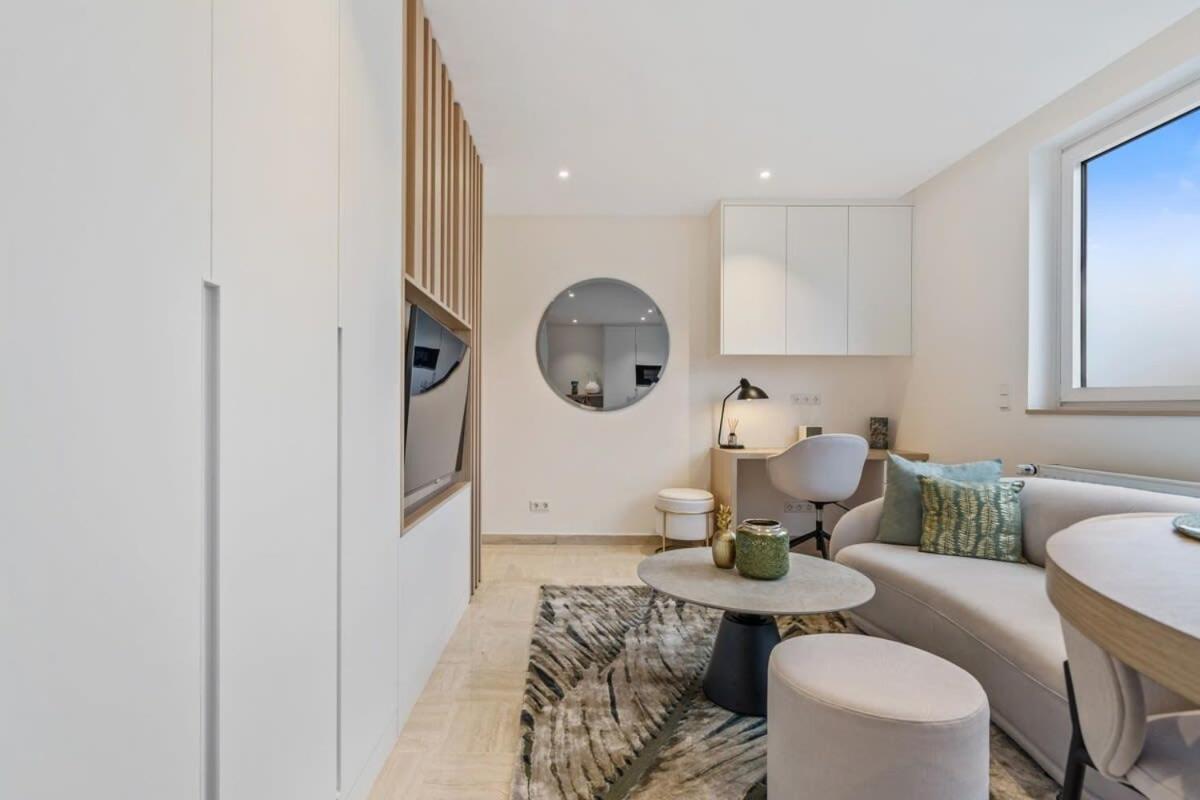 Modern Studio With King Bed, Walk To Attractions Luxembourg Bagian luar foto