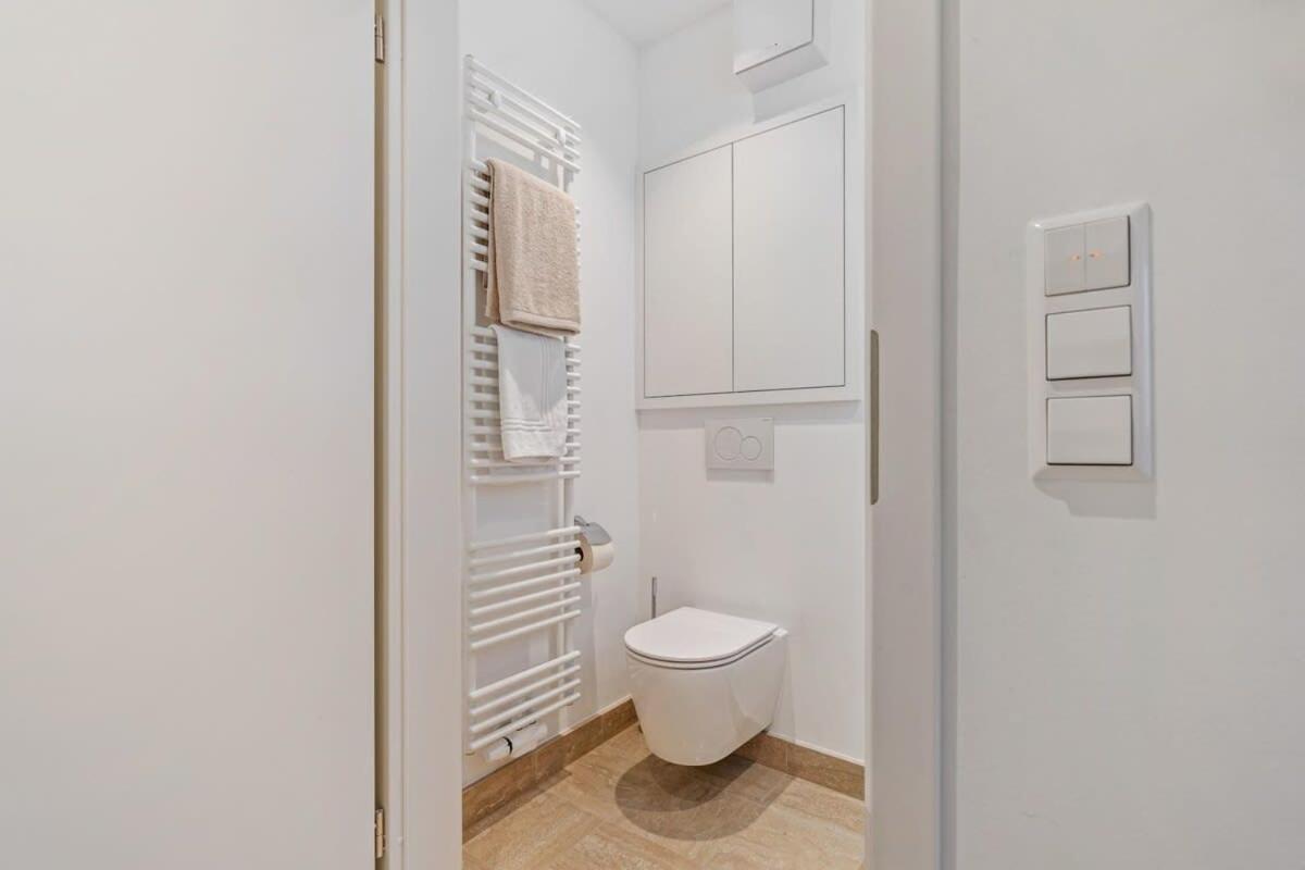 Modern Studio With King Bed, Walk To Attractions Luxembourg Bagian luar foto
