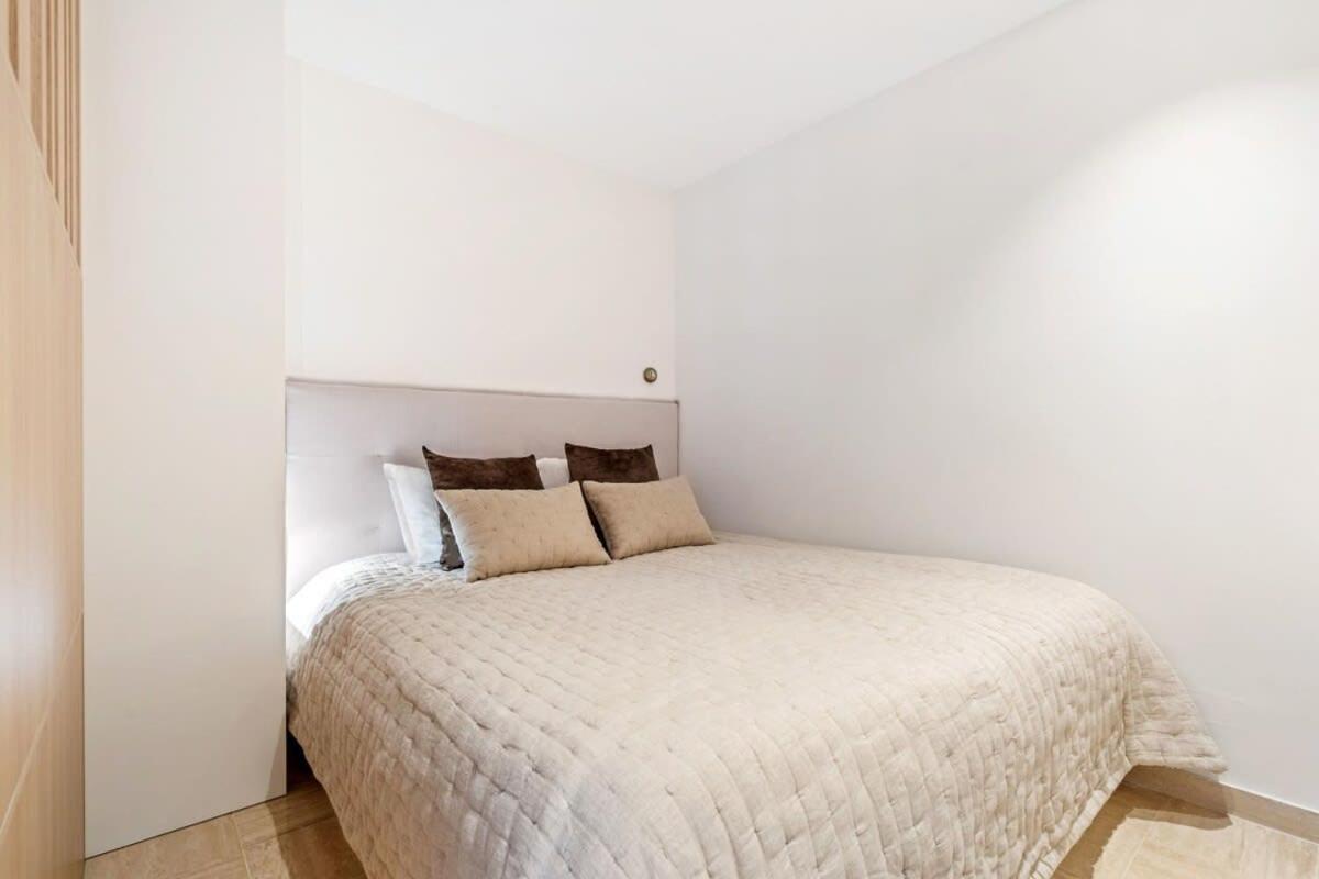 Modern Studio With King Bed, Walk To Attractions Luxembourg Bagian luar foto