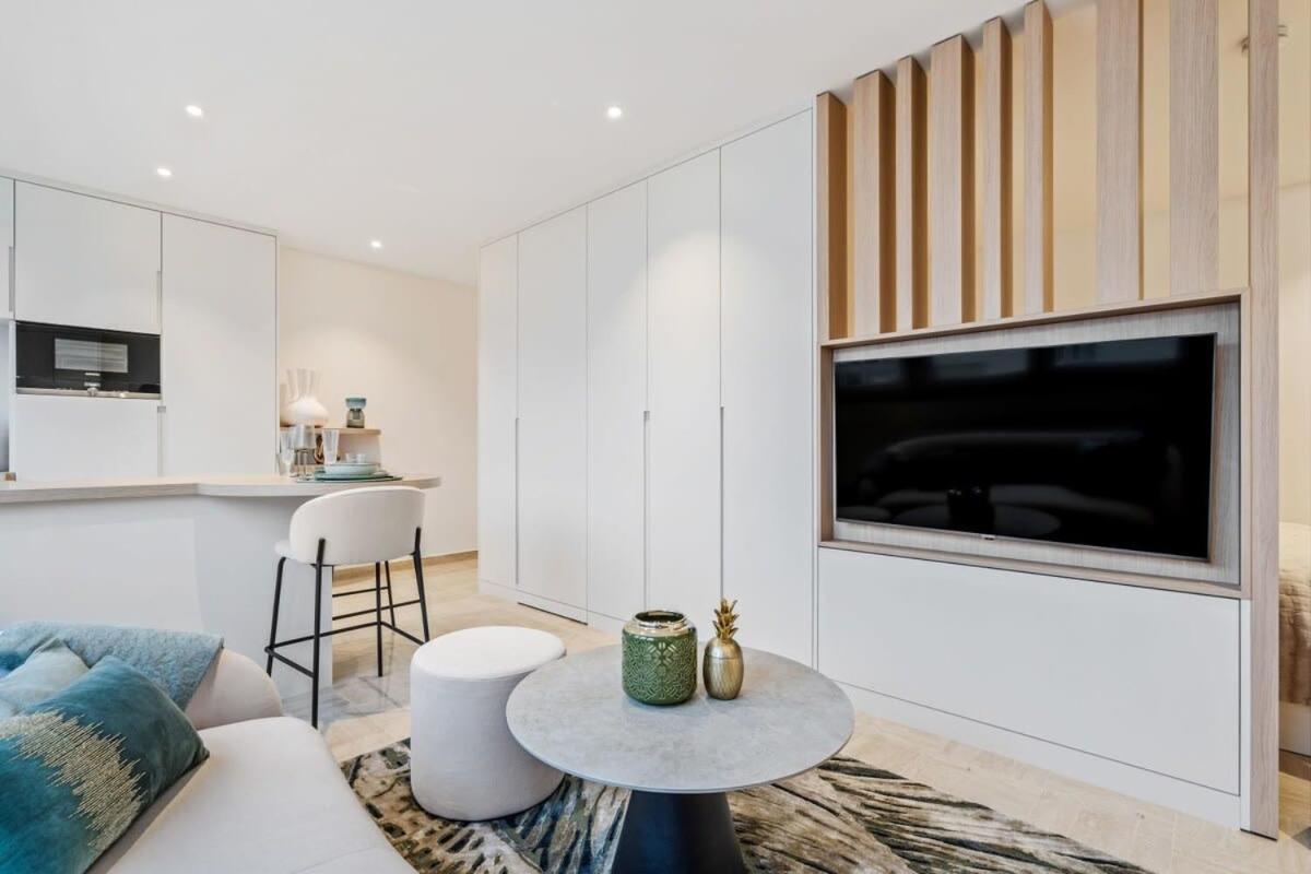 Modern Studio With King Bed, Walk To Attractions Luxembourg Bagian luar foto