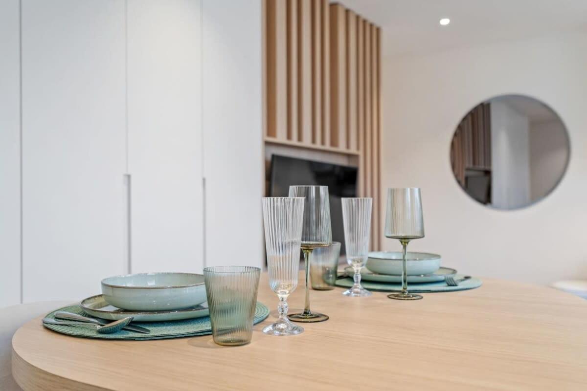 Modern Studio With King Bed, Walk To Attractions Luxembourg Bagian luar foto