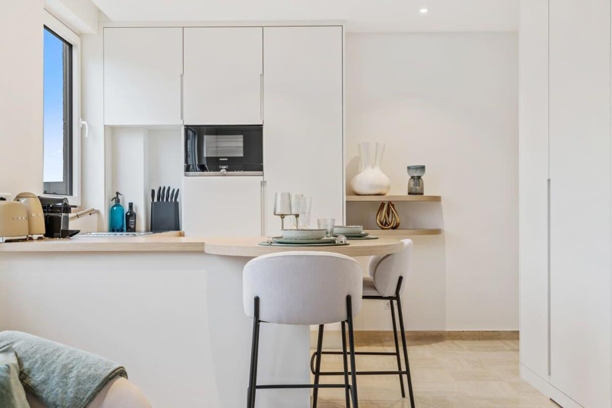 Modern Studio With King Bed, Walk To Attractions Luxembourg Bagian luar foto