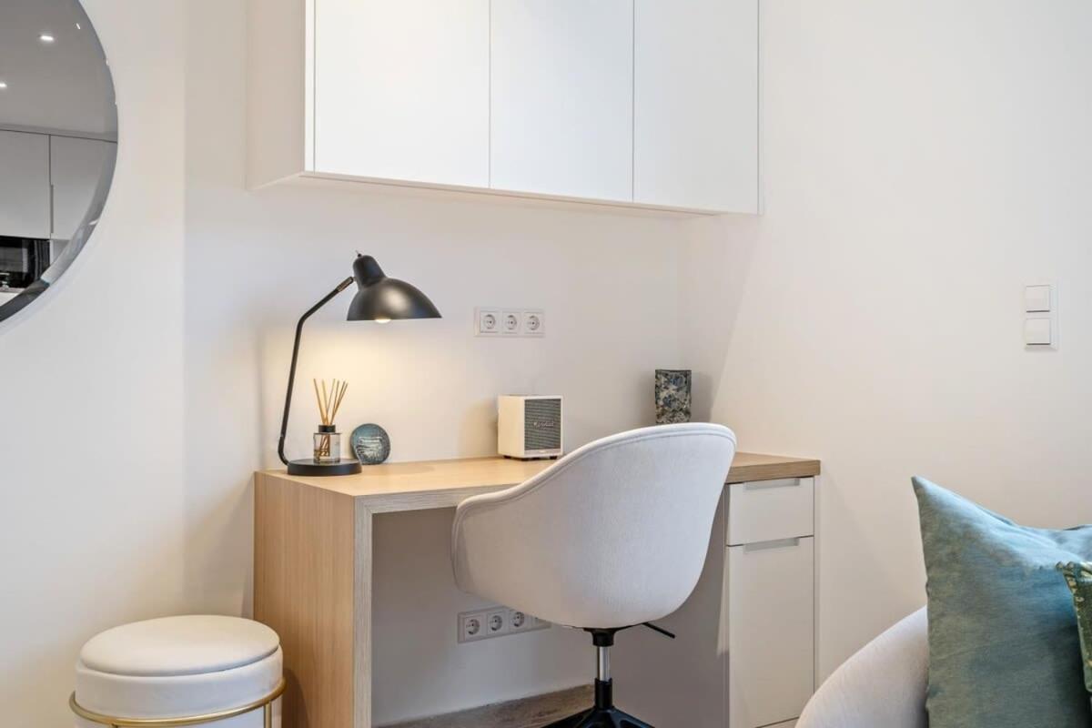 Modern Studio With King Bed, Walk To Attractions Luxembourg Bagian luar foto