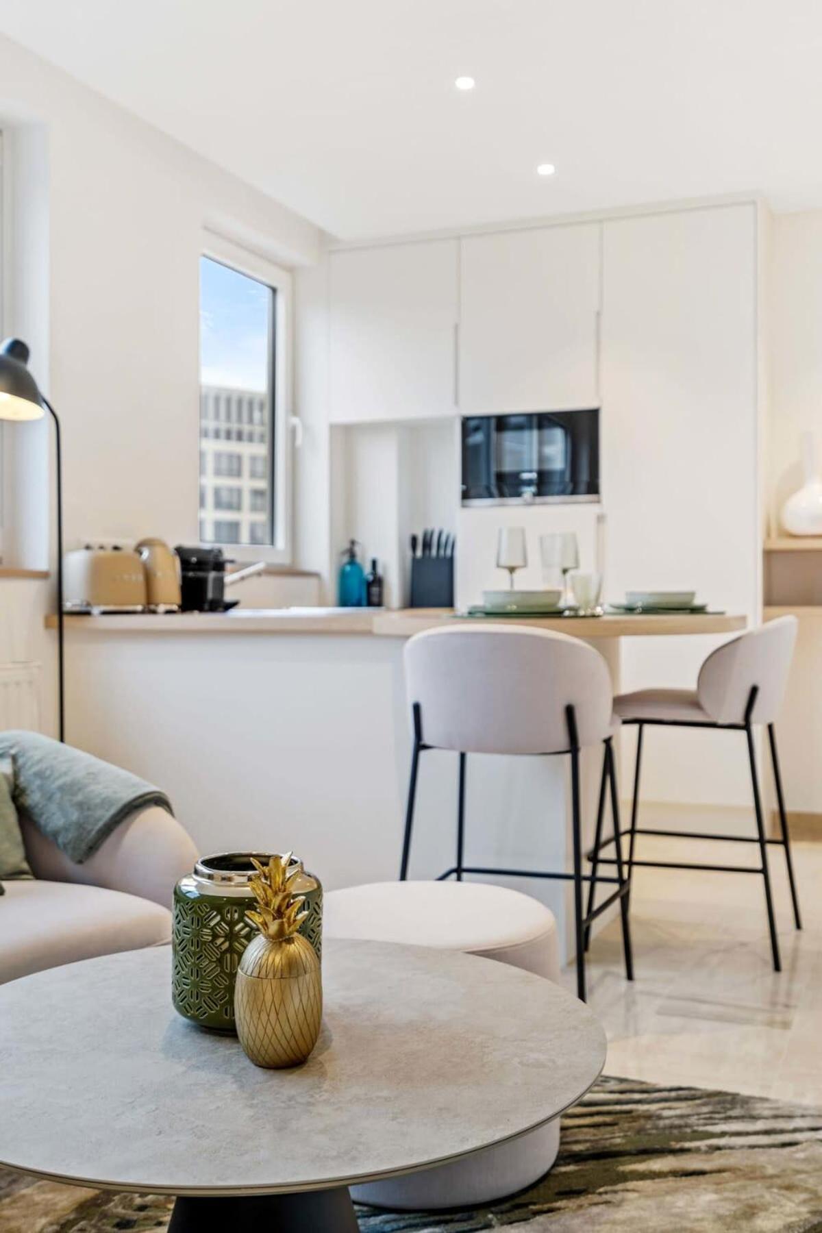 Modern Studio With King Bed, Walk To Attractions Luxembourg Bagian luar foto