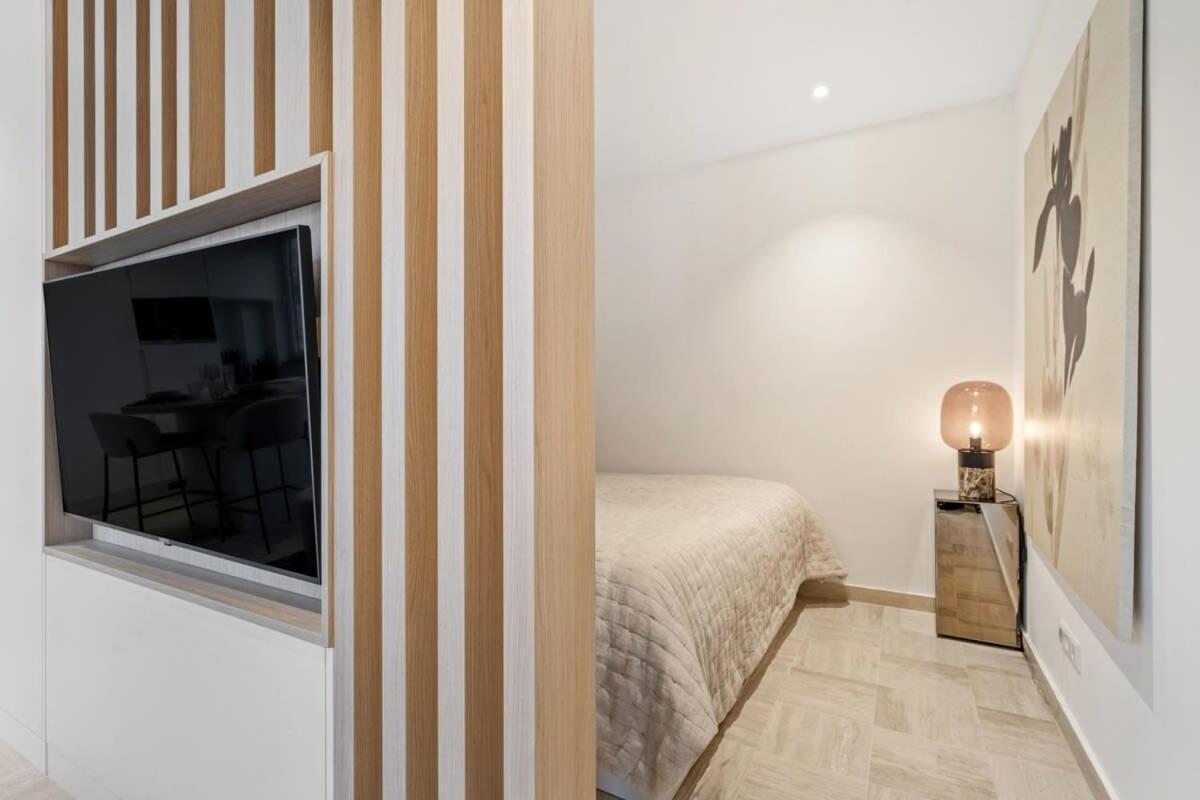 Modern Studio With King Bed, Walk To Attractions Luxembourg Bagian luar foto