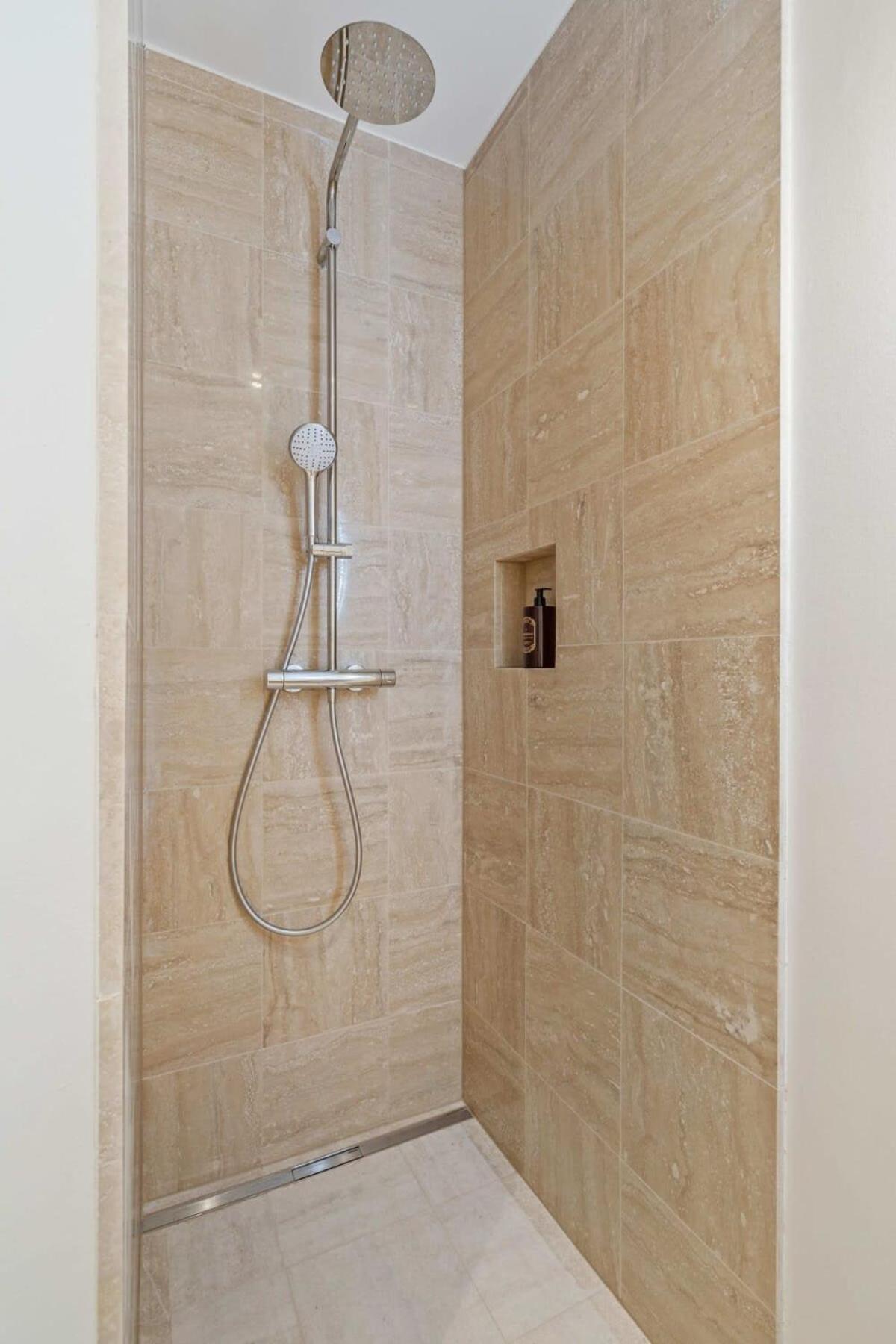 Modern Studio With King Bed, Walk To Attractions Luxembourg Bagian luar foto
